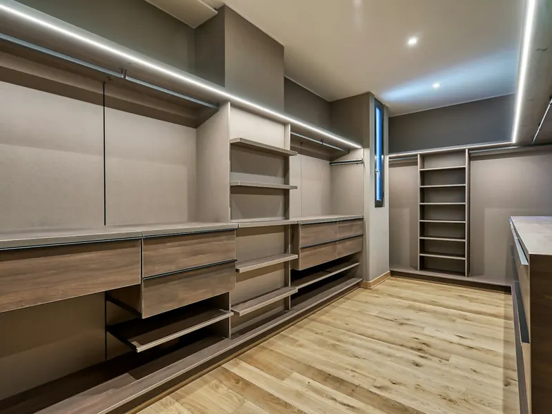 Closet e guarda-roupa planejado sob medida (imagem ilustrativa)