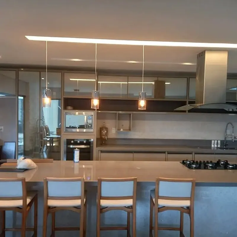 Cozinha em MDF laca Gianduia — Portas com espelho bronze · Cond. Terra Parque, Luziânia