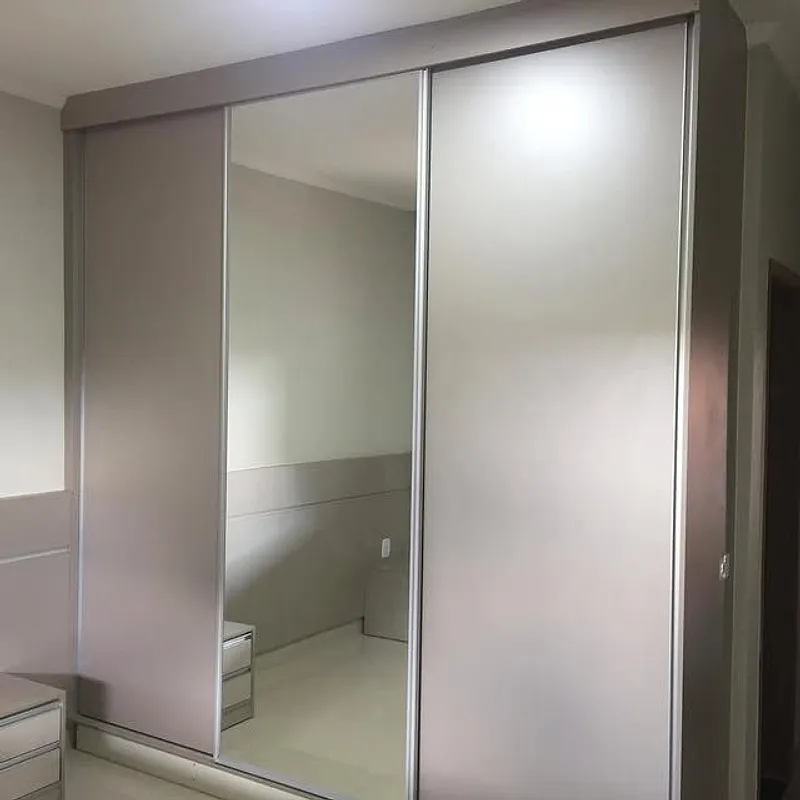 Guarda-roupa com portas de correr — Porta com espelho · projeto entregue