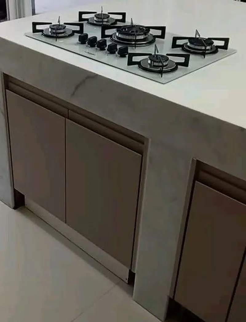 Ilha com cooktop — Gabinetes com puxador perfil embutido