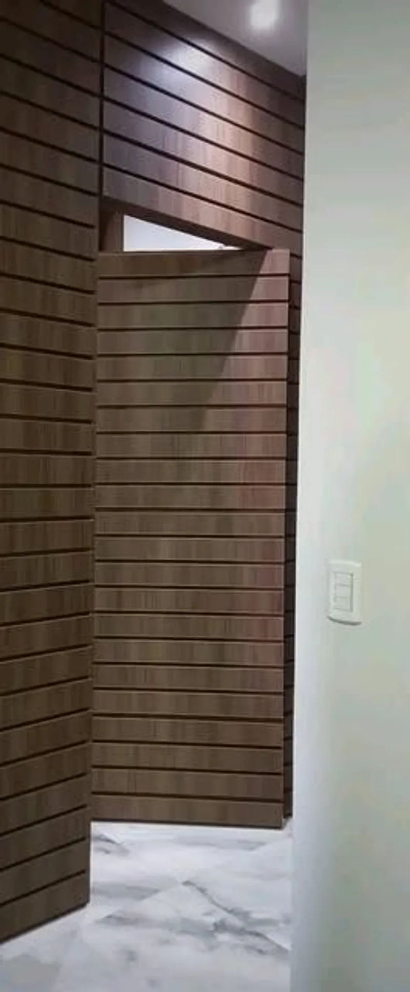 Porta 100% oculta no ripado — Ripado horizontal MDF Nogal Malaga (Berneck)